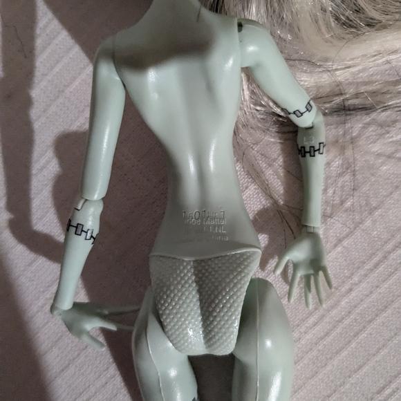 Monster High Frankie Stein doll 2008 black elastics in picture day outfit - Picture 3 of 7
